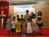 Công đoàn trường ĐHSĐ tặng quà cho các cháu là con em cán bộ viên chức nhân ngày Quốc tế thiếu nhi.
