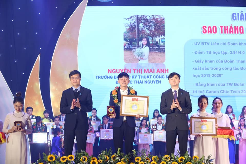 sinh vien Ta duc Hung vinh du nhan giai thuong Sao Thang gieng 1641214294