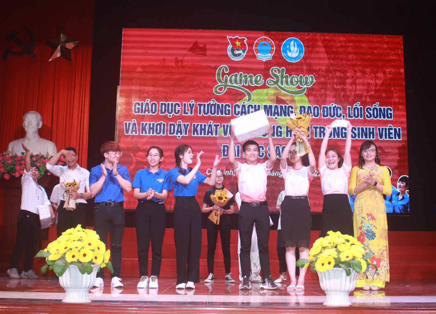Một số hình ảnh Sinh viên Trường Đại học Sao Đỏ